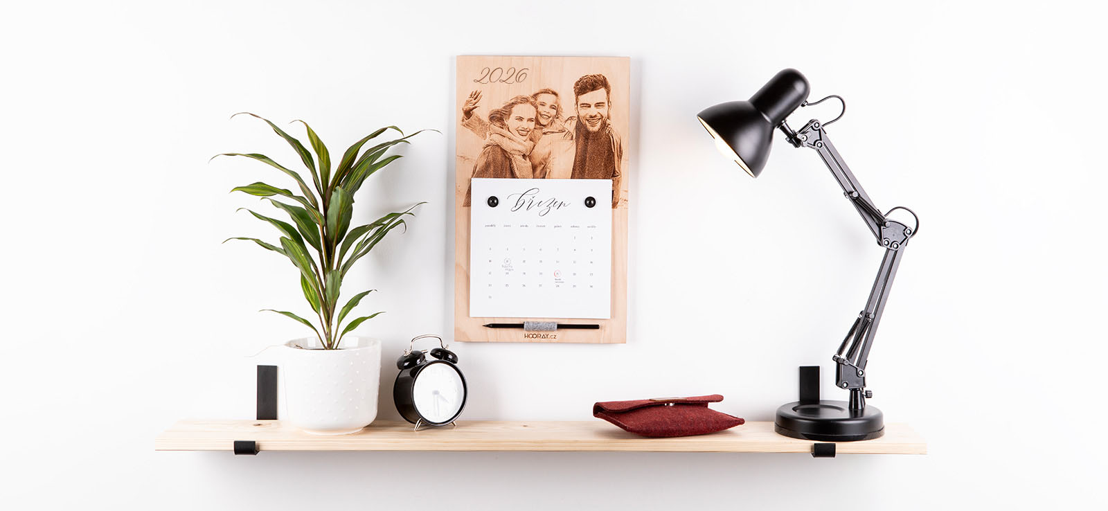 Dřevěný kalendář s fotografií na rok 2026